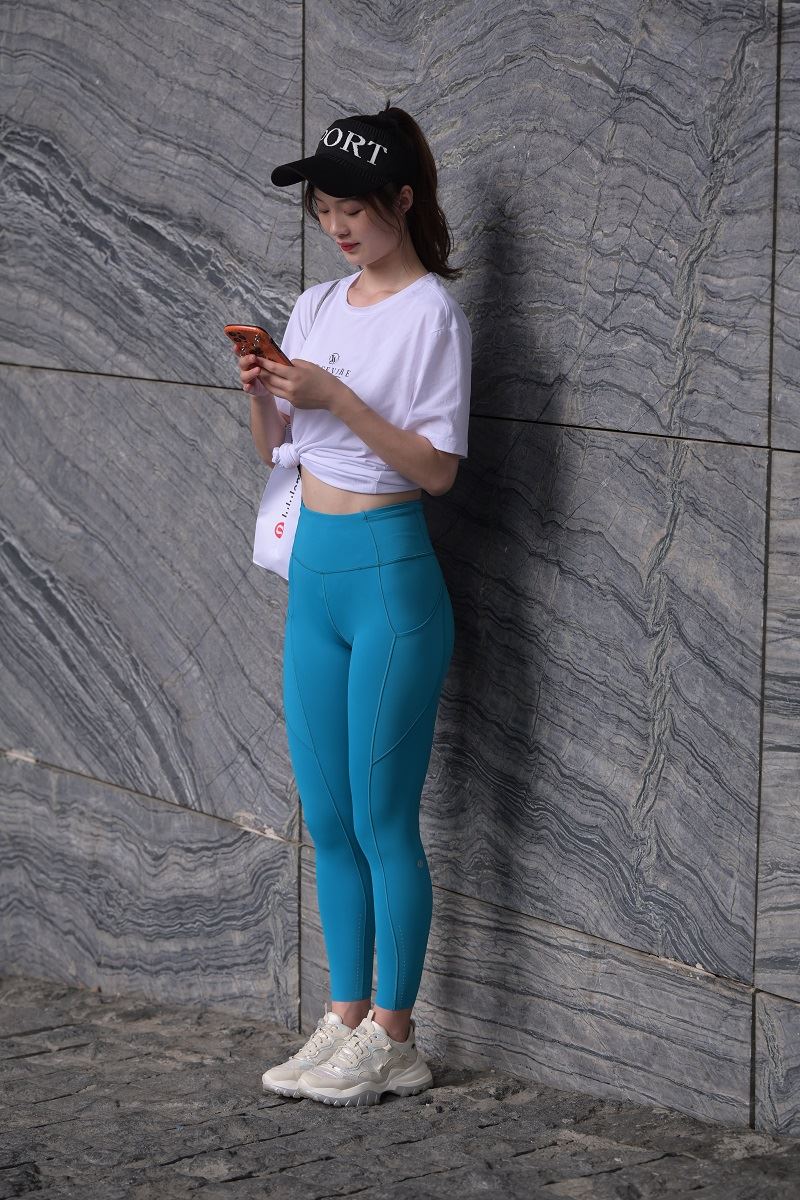 魂魂街拍作品  蓝色瑜伽裤小姐姐 [611P1V-21.8GB] 