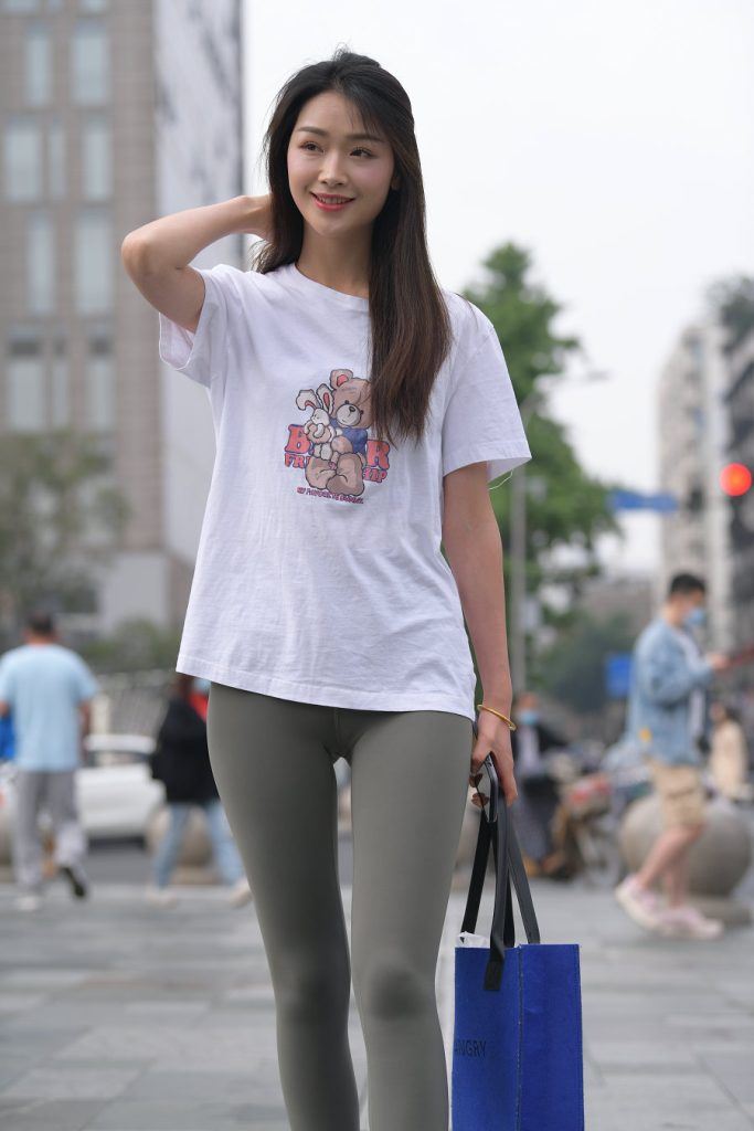 一始街拍作品  灰色瑜伽裤美女 [709P1V-24.1GB]