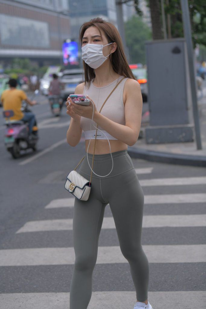 一始街拍作品  灰绿色瑜伽裤美女 [835P1V-27.2GB]
