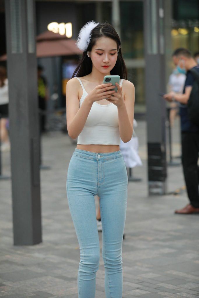 玻璃街拍作品  紧身牛仔裤小仙女 [98P1V-1.92GB]
