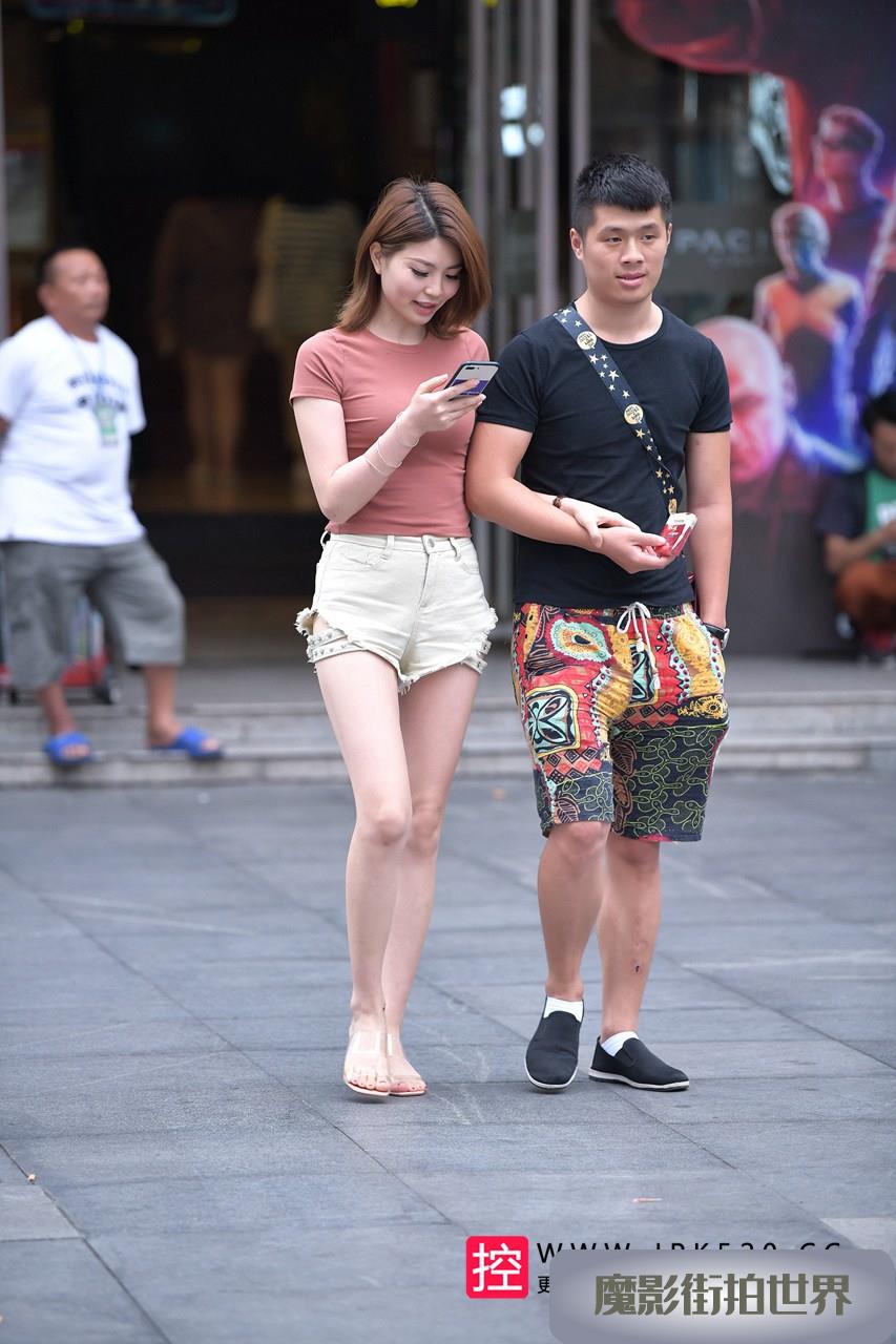 街头上一双热裤美腿成为焦点3A3717[578M]