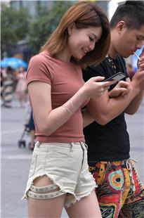 街头上一双热裤美腿成为焦点3A3717[578M]