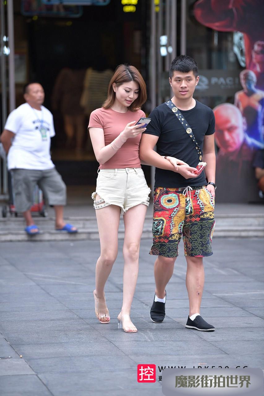街头上一双热裤美腿成为焦点3A3717[578M]