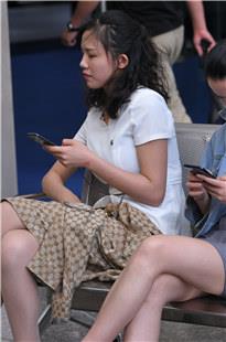 坐姿丝袜美女被拍羞了3A4105[415M]