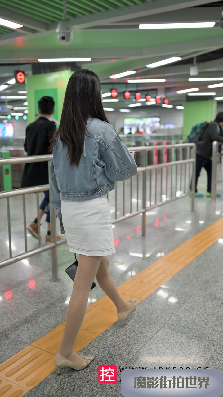 地铁站的丝袜美女3A3508[220M]