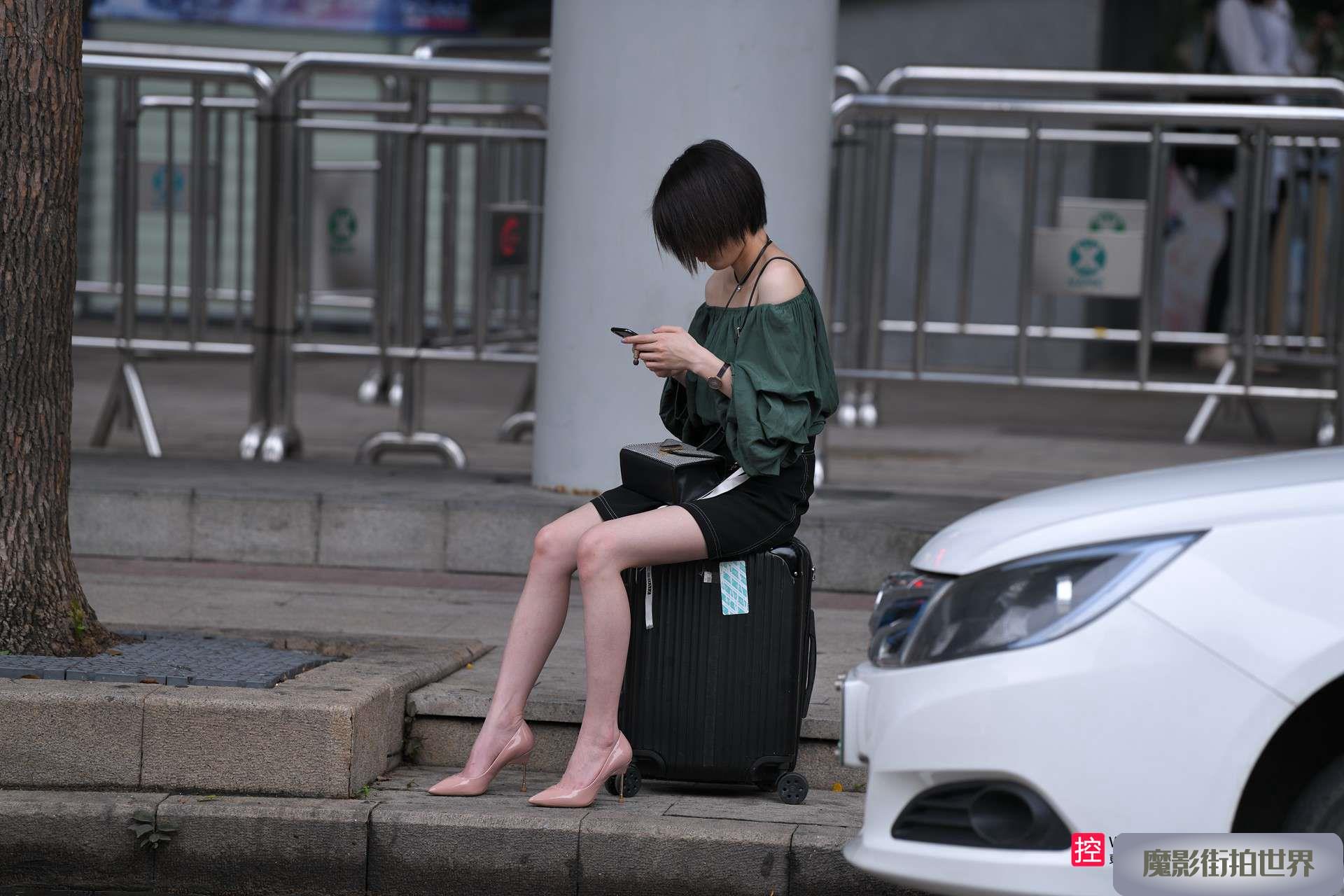 坐在箱子上等人的高跟美腿3A2568[440M]