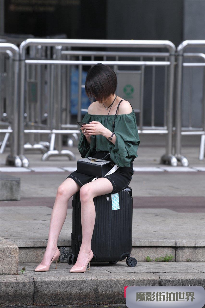 坐在箱子上等人的高跟美腿3A2568[440M]