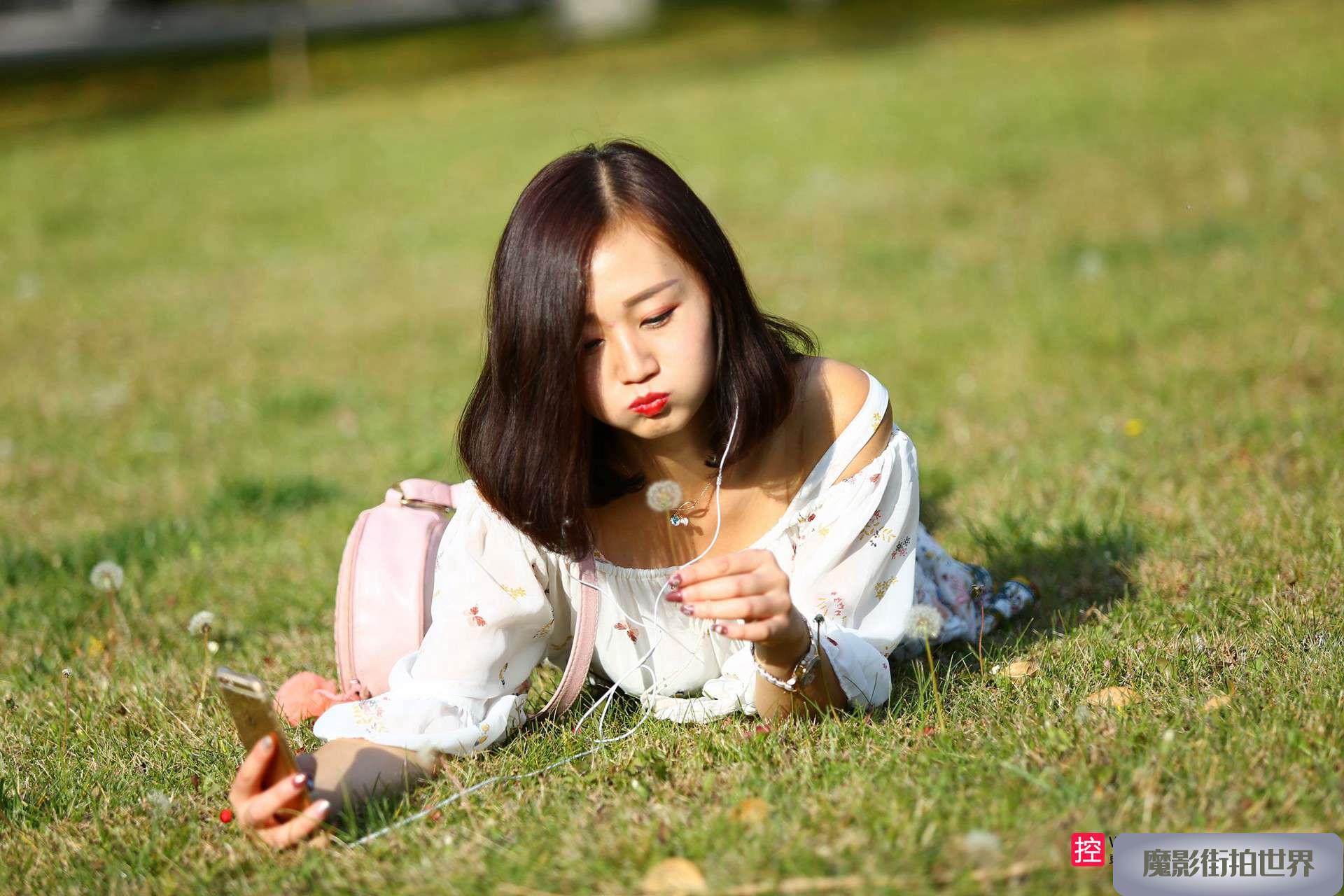 校园里爱玩蒲公英的美女3A2374[22.4M]