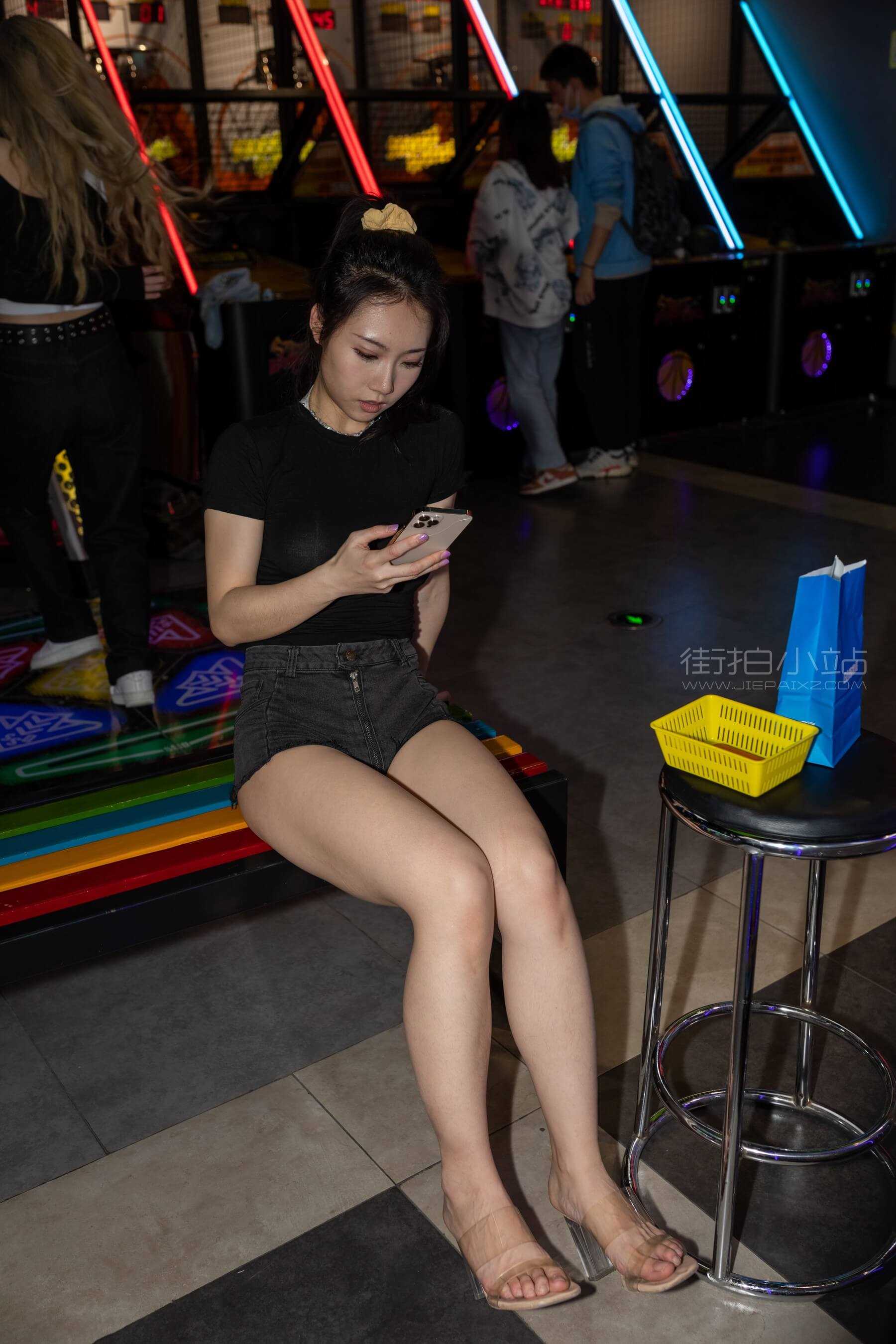 凯恩街拍作品●黑色热裤美女 【套图+视频】