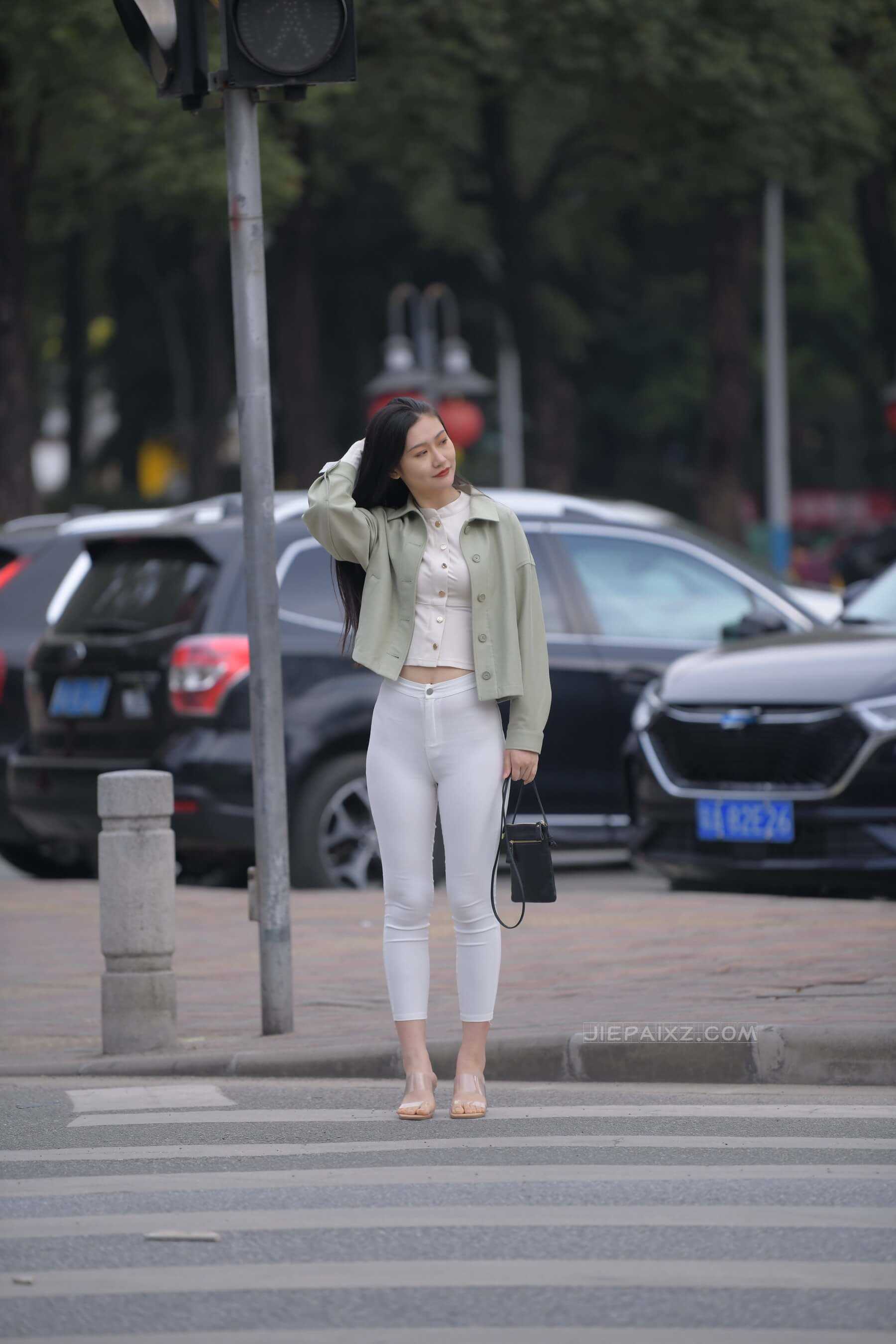红石街拍作品&白裤~长发长腿女神 【套图+视频】