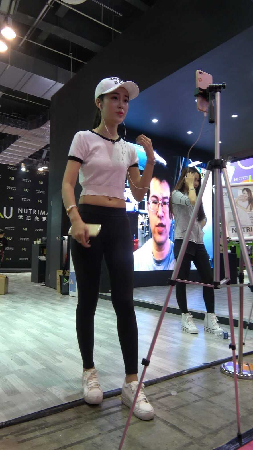 黑色紧身瑜伽裤美女 【视频】