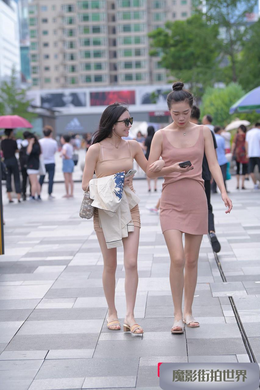 倆闺蜜，我更喜欢包屯裙的她3A1357[317M]