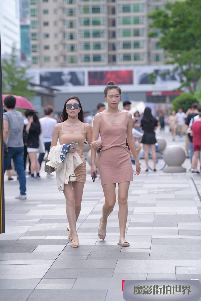 倆闺蜜，我更喜欢包屯裙的她3A1357[317M]
