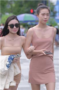 倆闺蜜，我更喜欢包屯裙的她3A1357[317M]