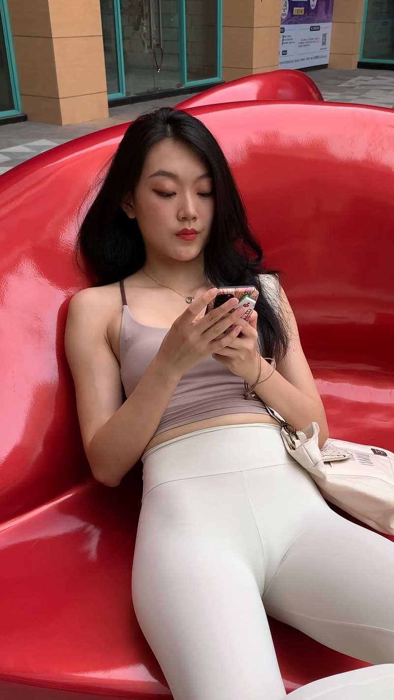 [一始专区] 白色紧身裤美女