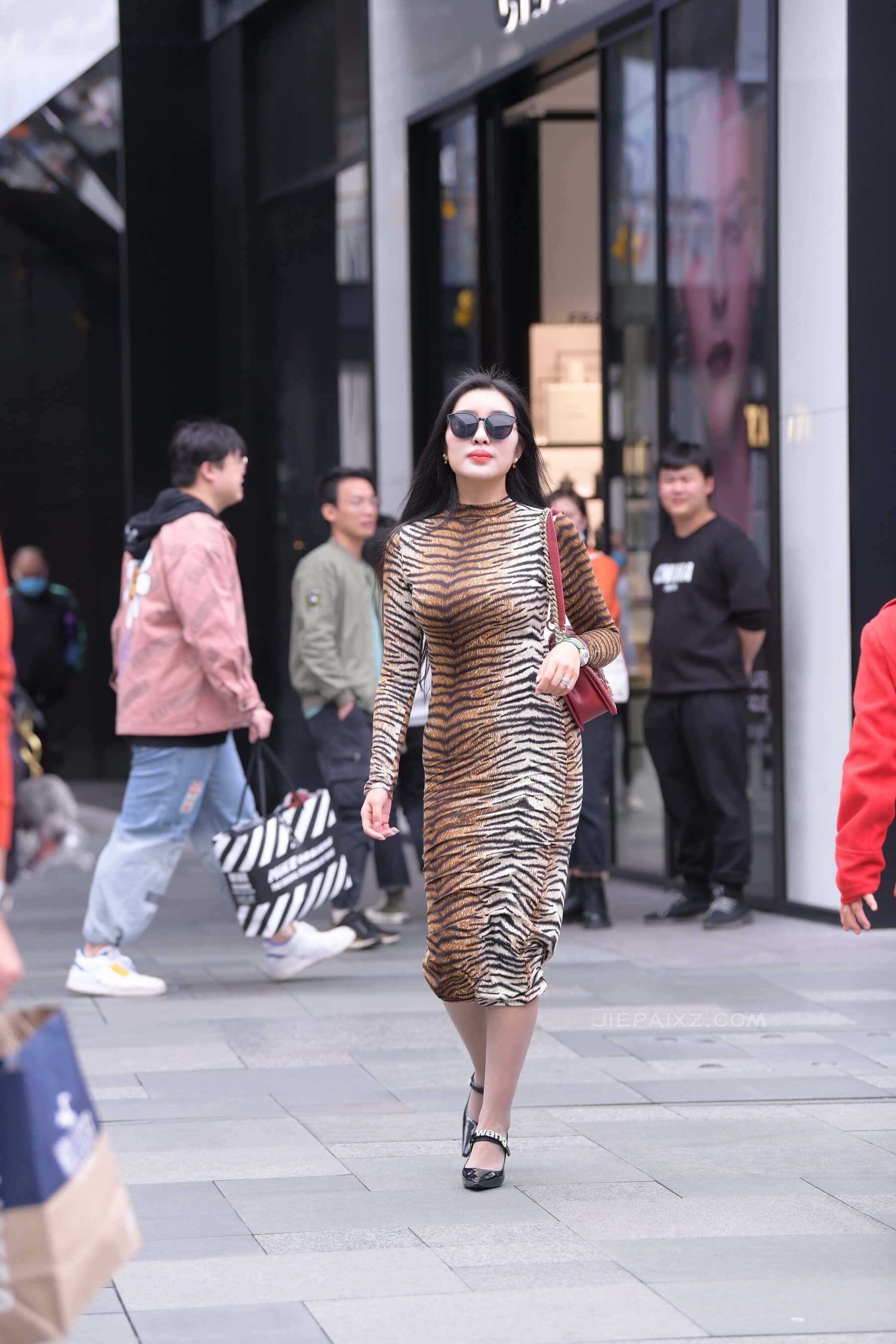 前凸后翘虎斑纹裹身裙少fu~