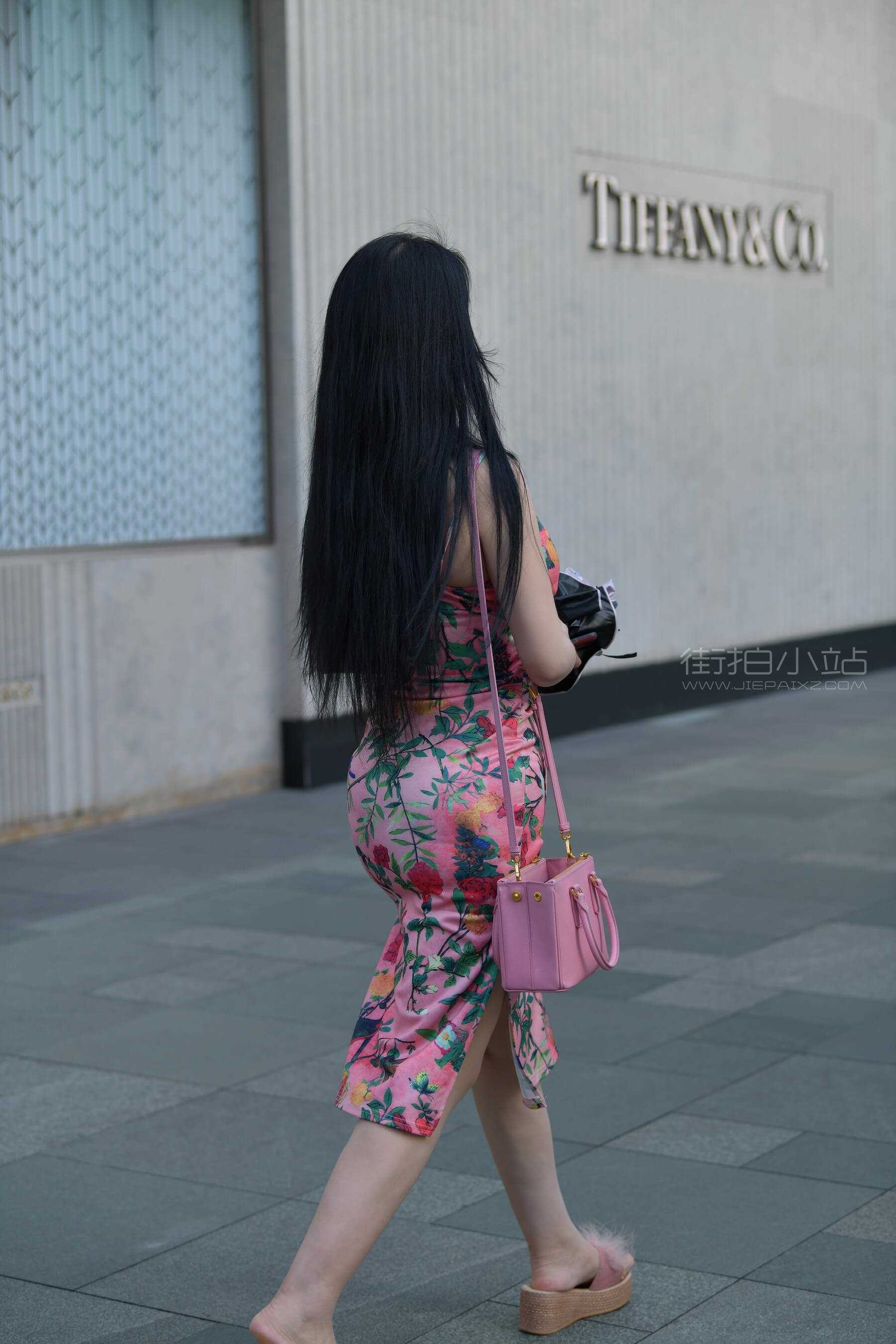 波涛汹涌的长裙美女 【套图+视频】