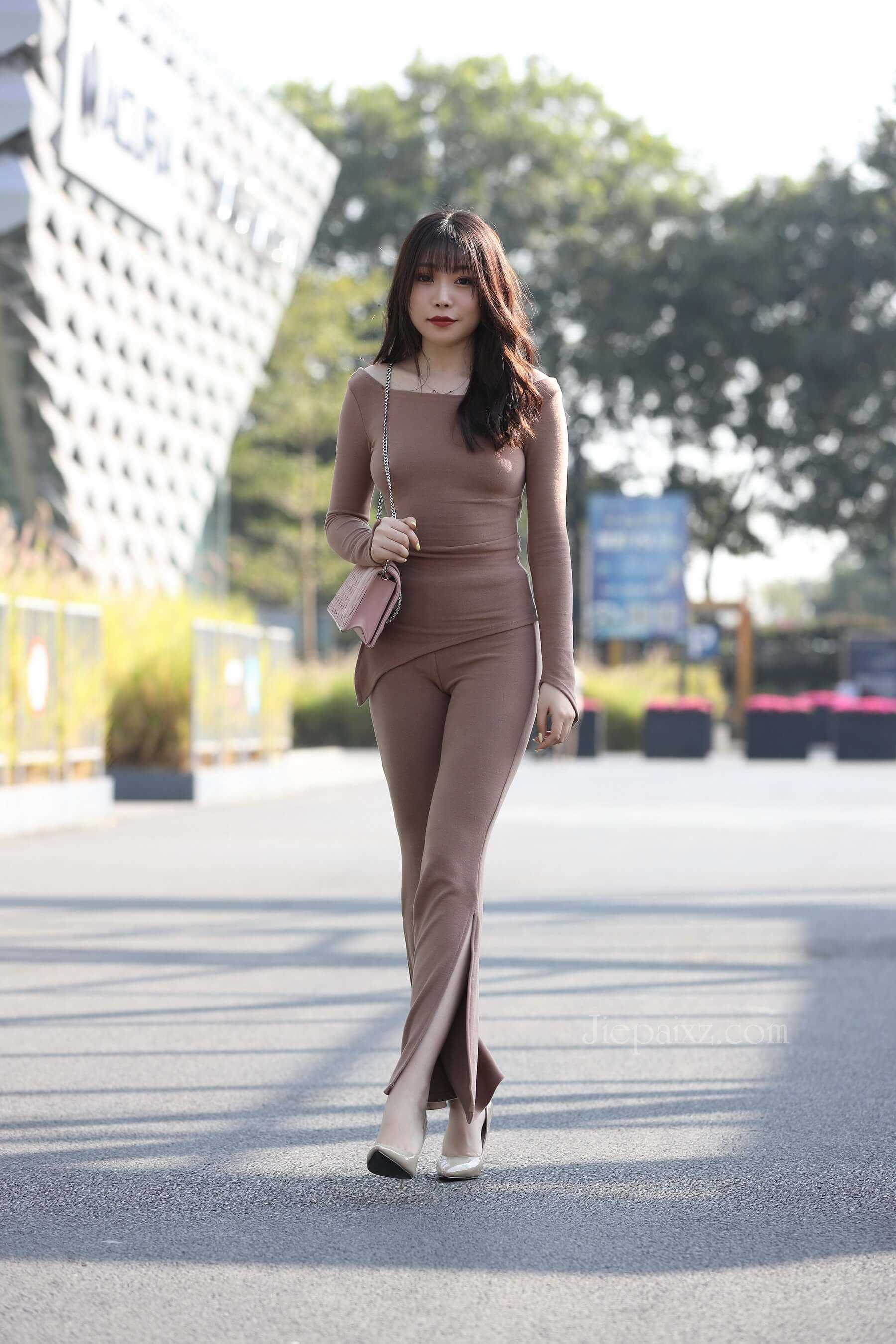 棕色衣服美女 【套图+视频】