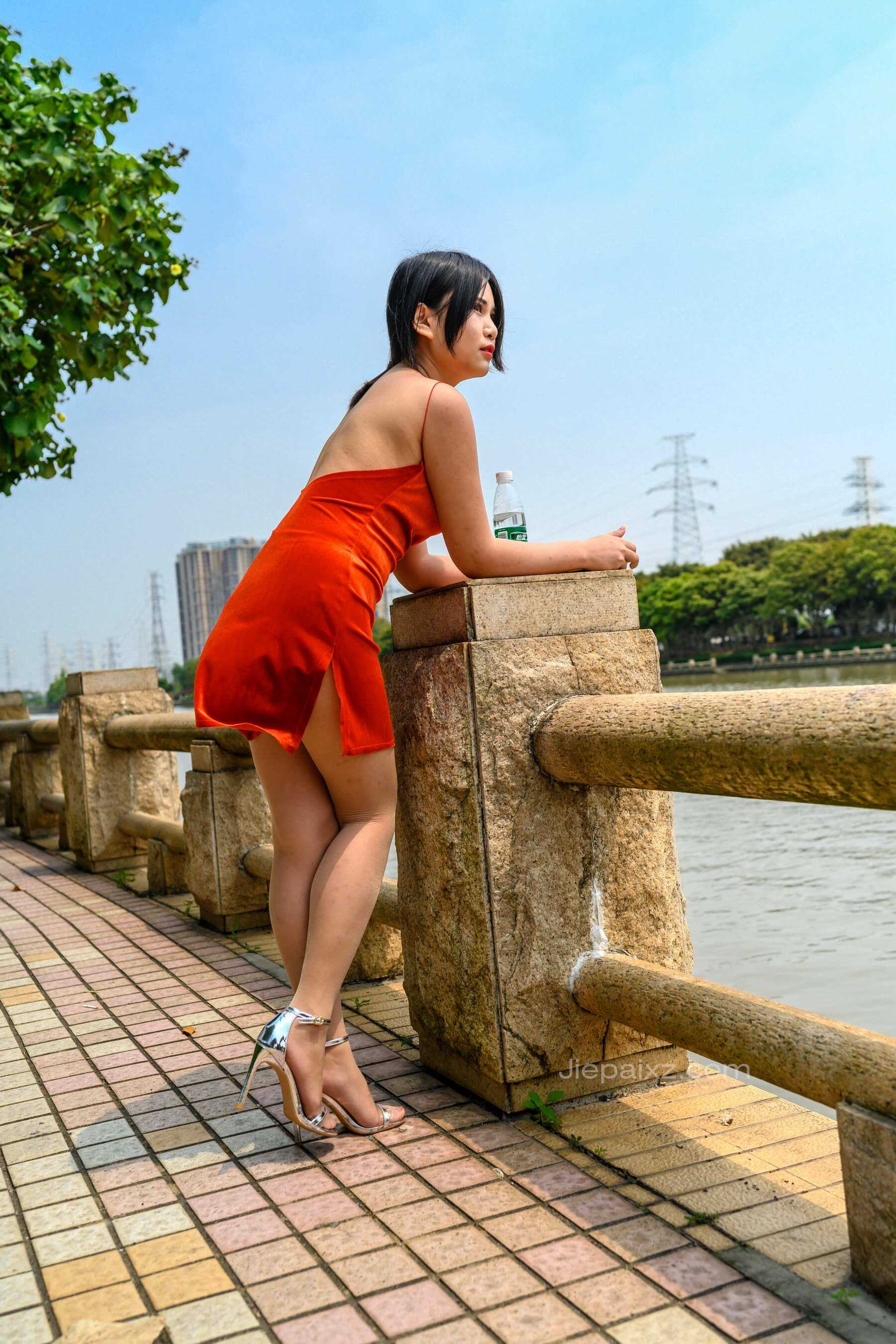 御风街拍&红裙肉丝萌宝儿在河边散心【套图+视频】