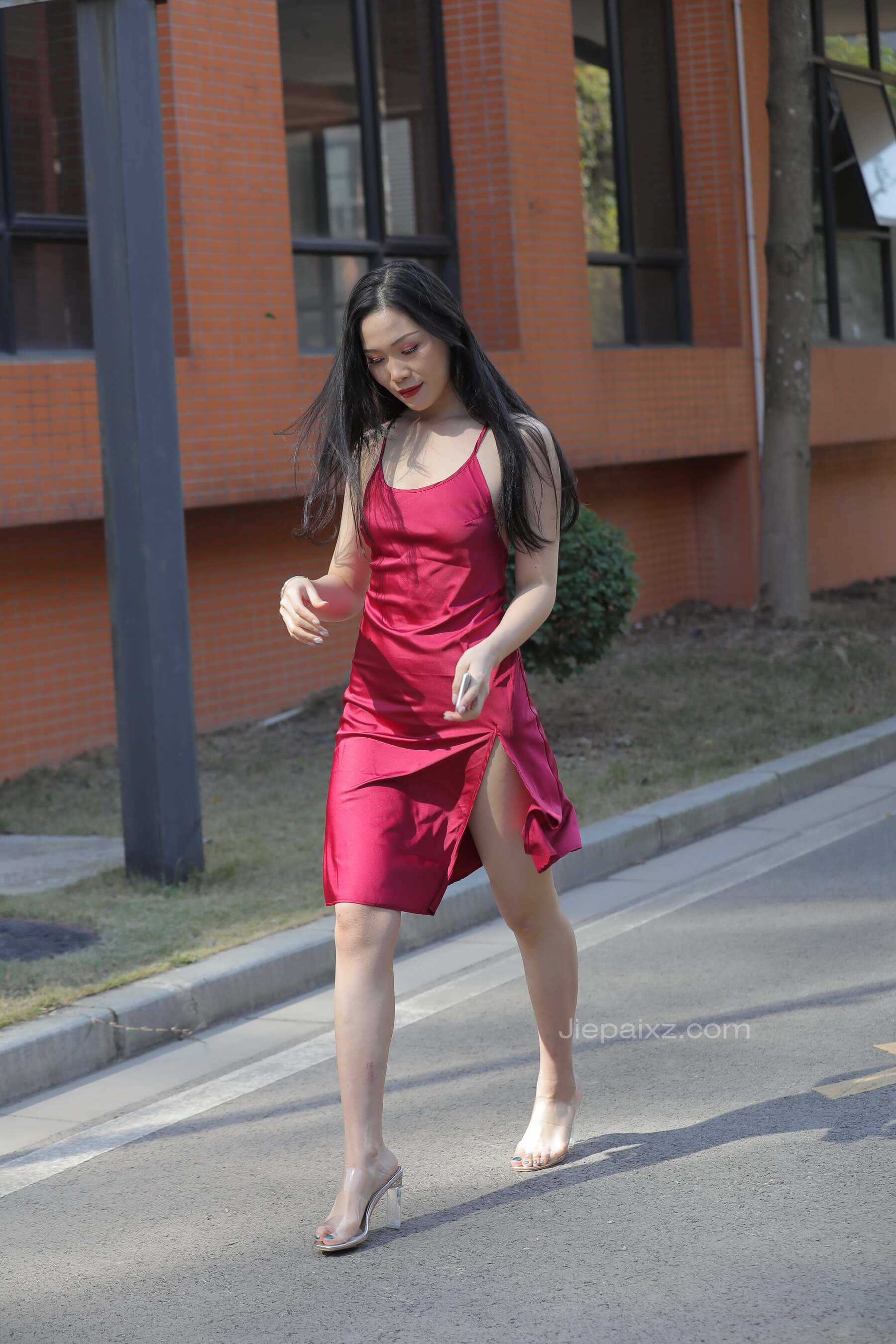 红色开叉吊带裙美女【套图+视频】