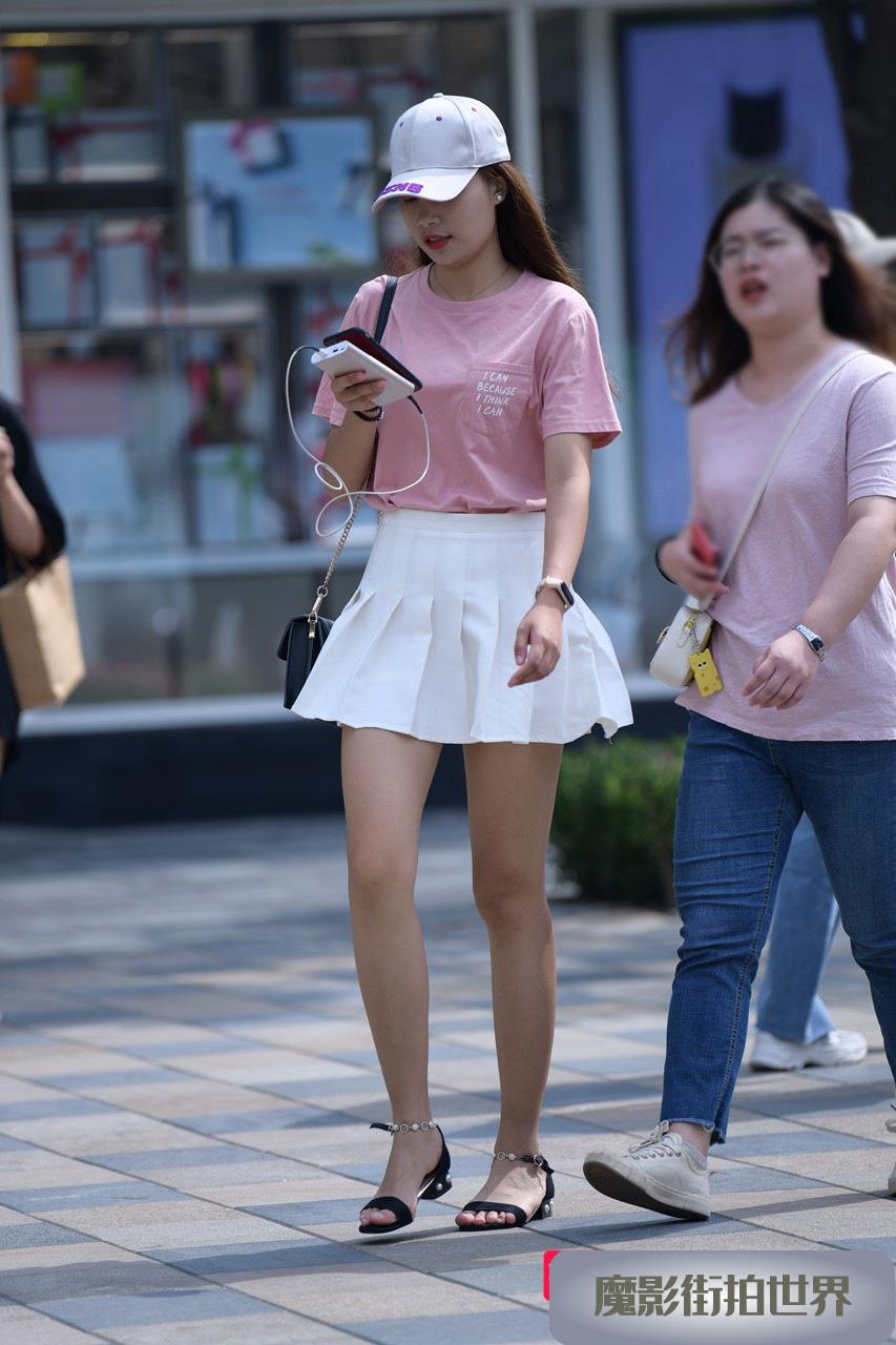 百褶裙笔直美腿美女3A697[583M]