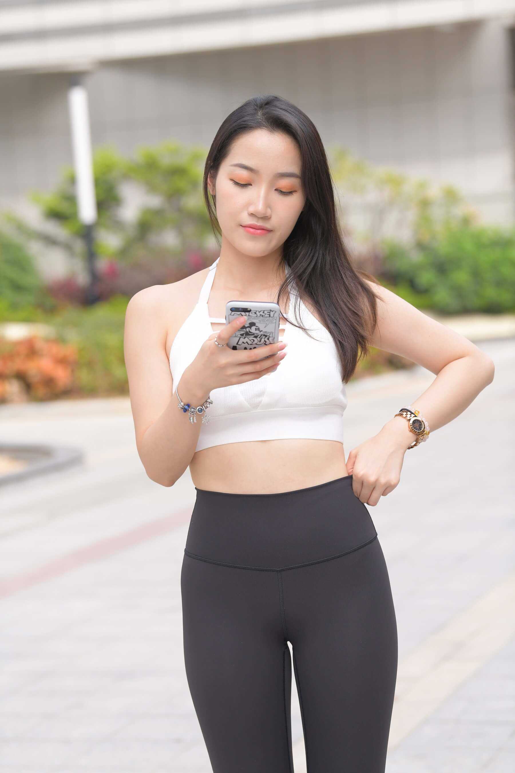 黑色瑜伽裤美女 【套图+视频】