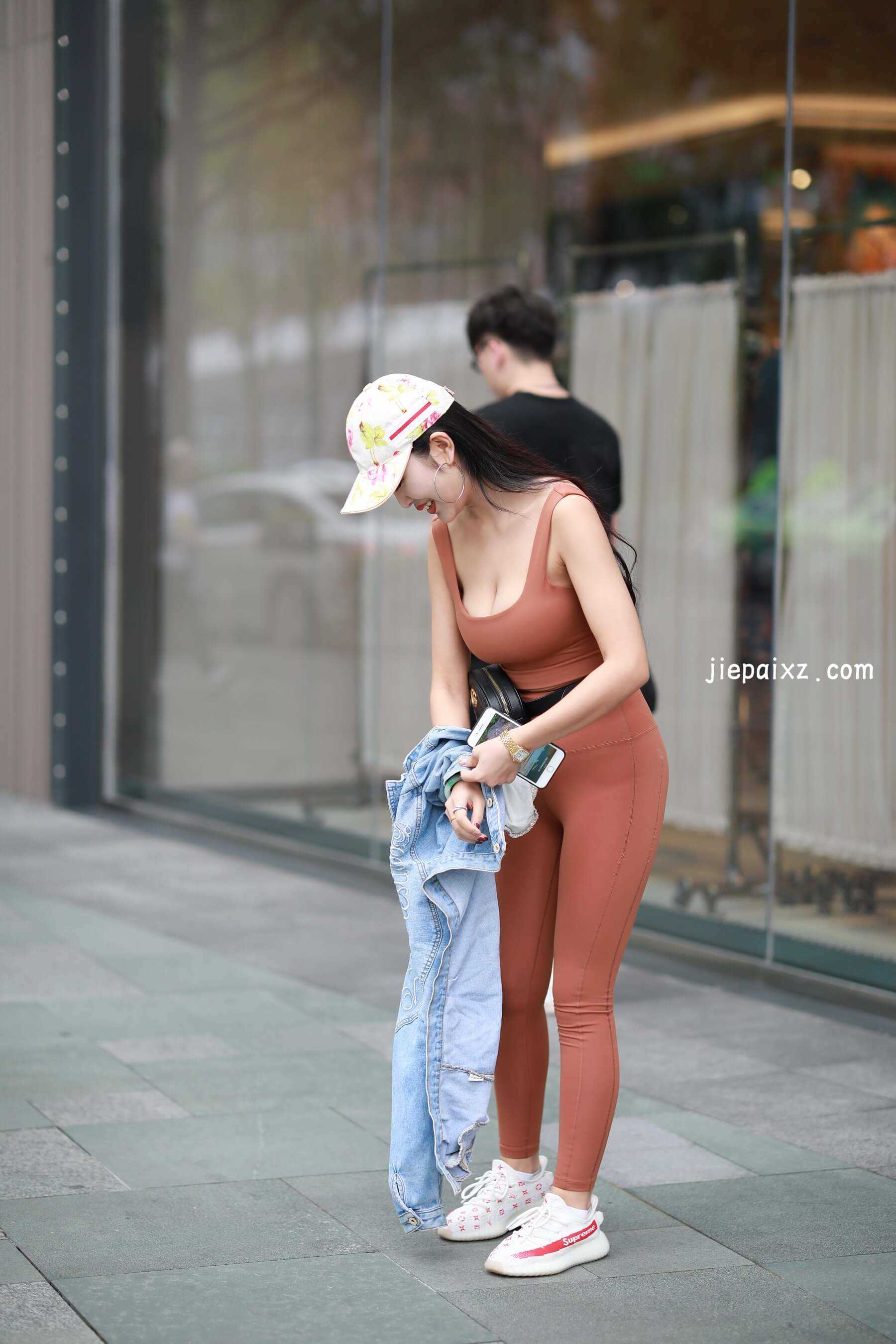 棕红色瑜伽裤美少妇 【套图+视频】