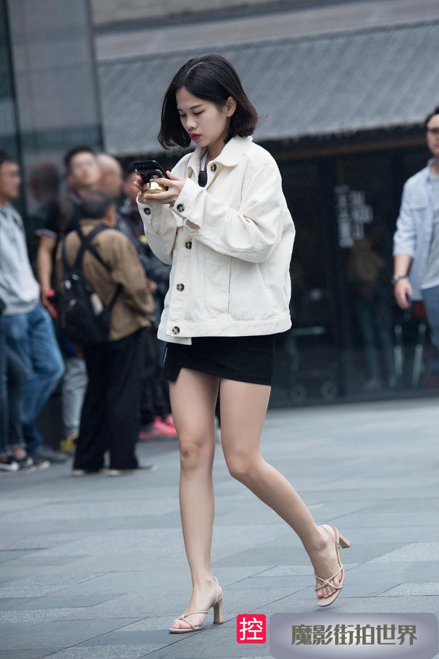 玩手机的长腿美女3A611[1.18G]