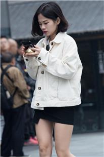 玩手机的长腿美女3A611[1.18G]