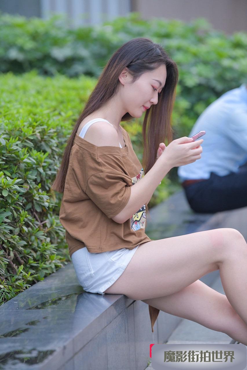 热裤坐姿的大白腿美女3A446[425M]
