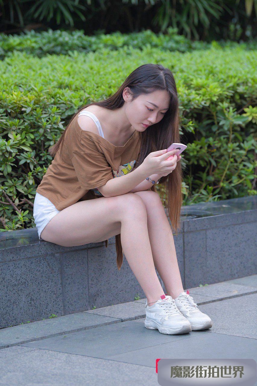 热裤坐姿的大白腿美女3A446[425M]