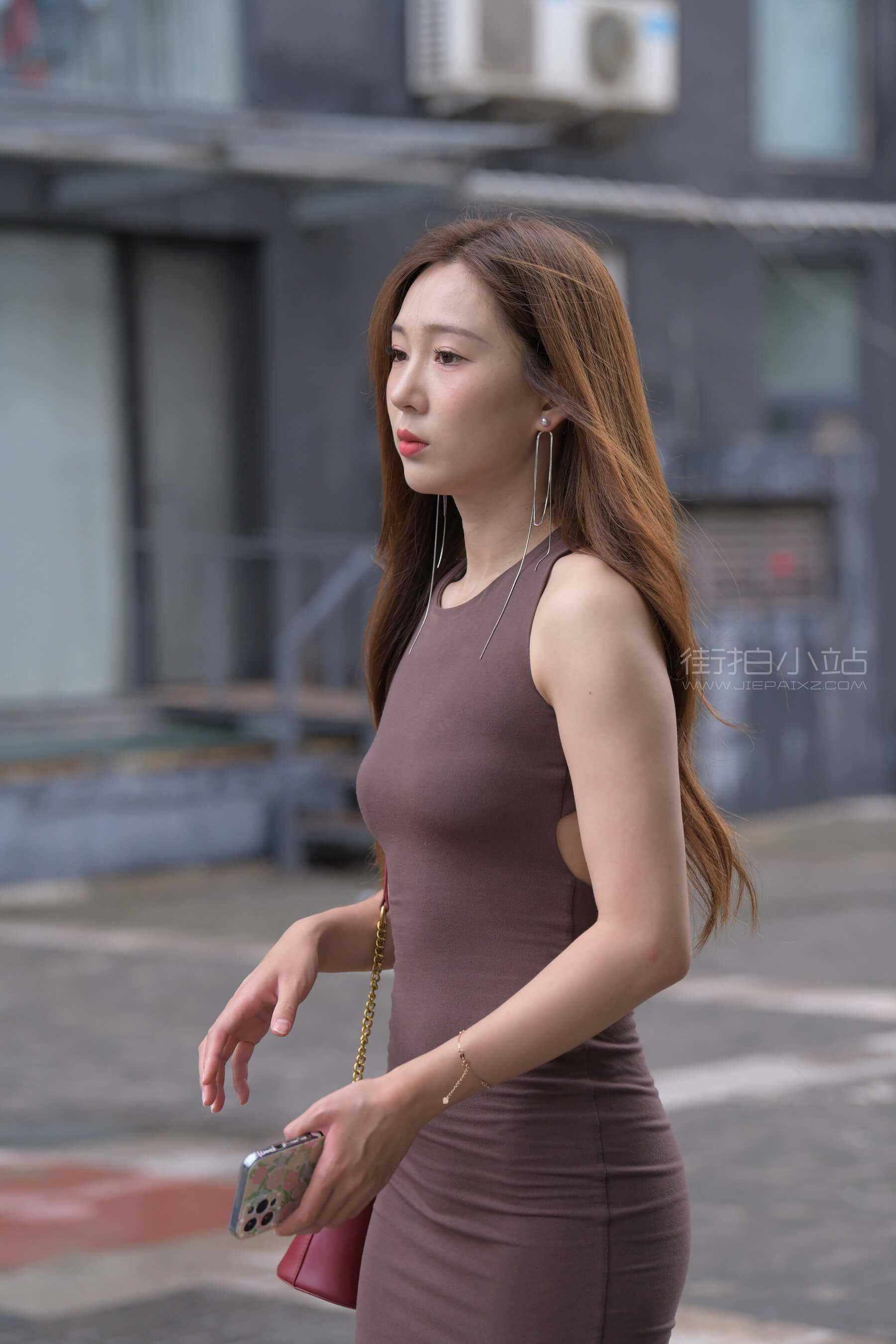 [一只麋鹿专区] 褐色包臀裙美女