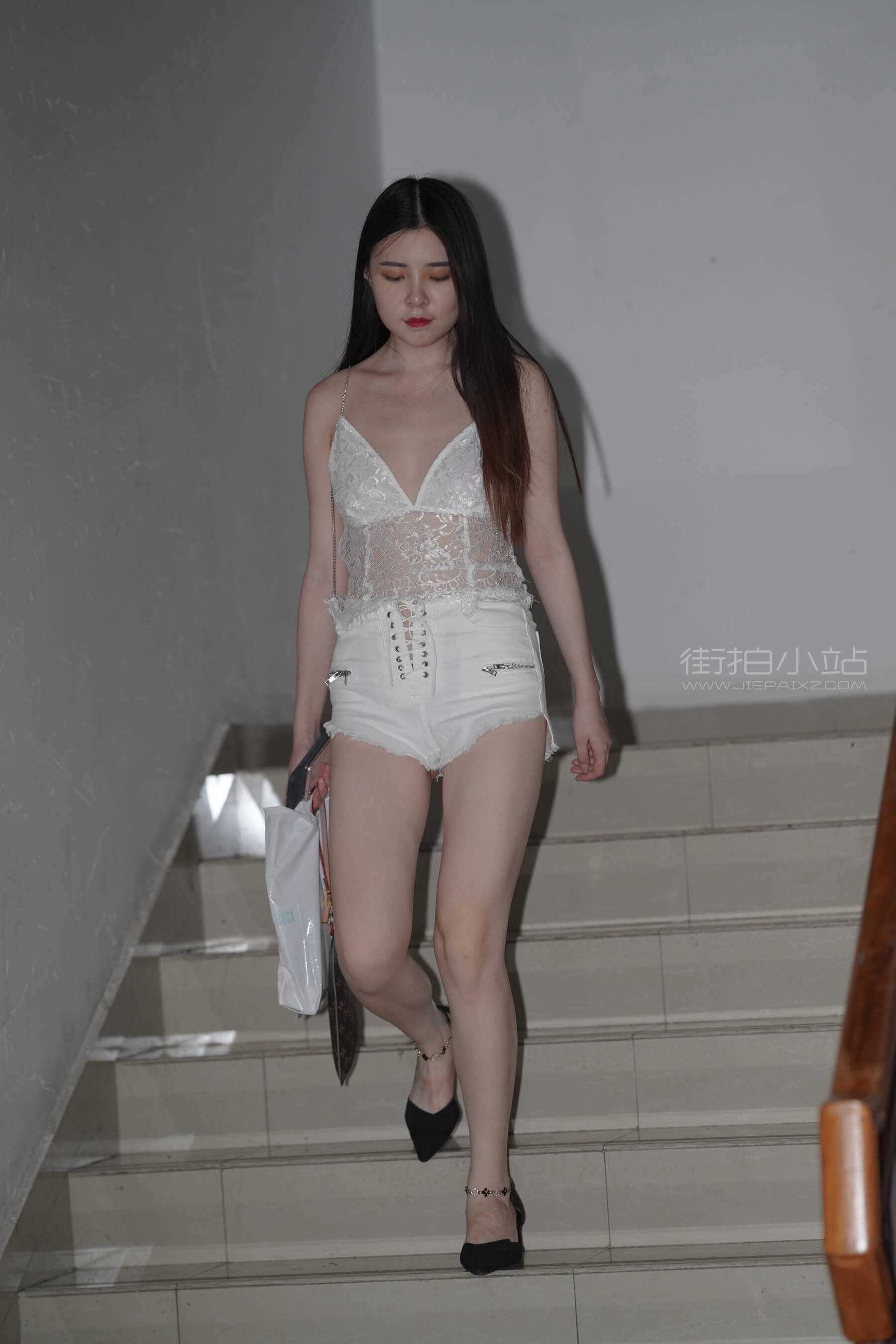 [凯恩专区] 白白净净的热裤女孩 【图片➕视频】