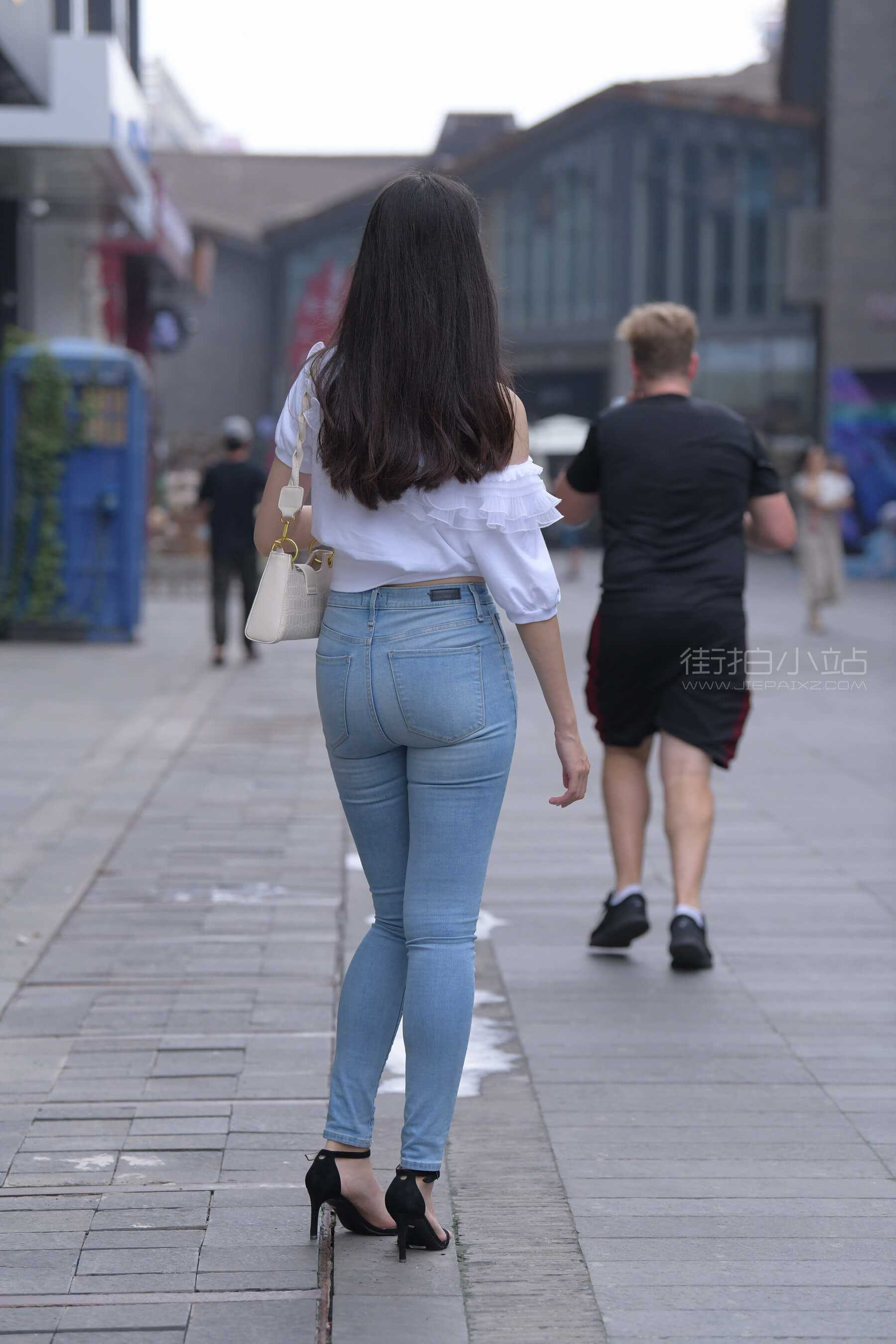 [一只麋鹿专区] 蓝色紧身牛仔裤美女 【图片➕视频】