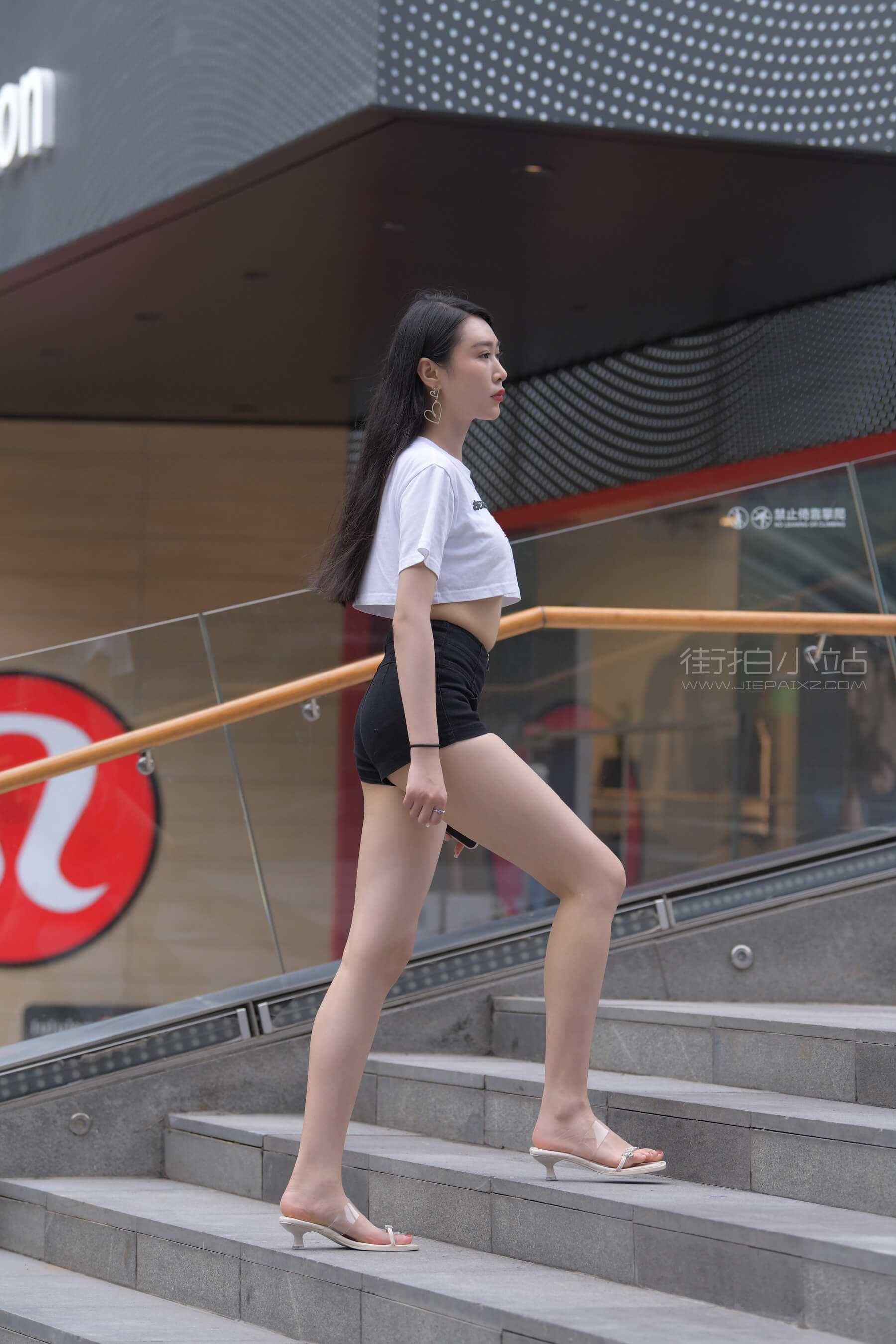[一只麋鹿专区] 黑色热裤美腿美女 【图片➕视频】