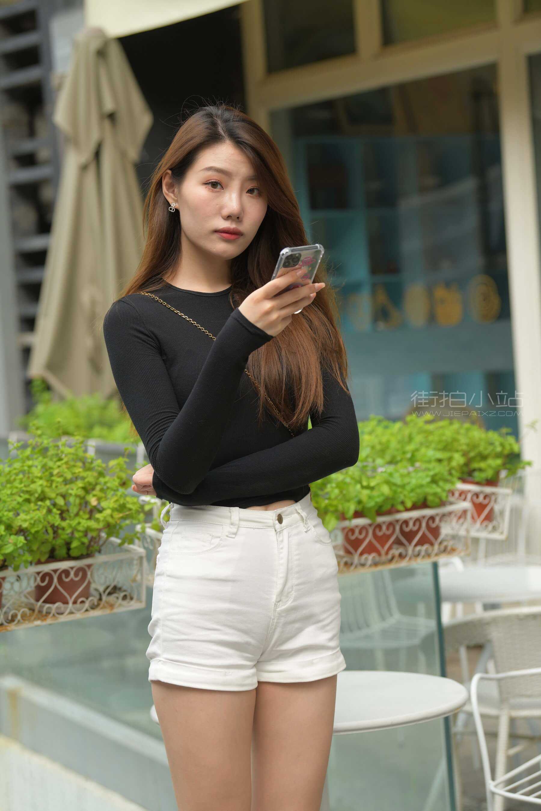 [一始专区] 白色热裤大长腿美女 【图片➕视频】