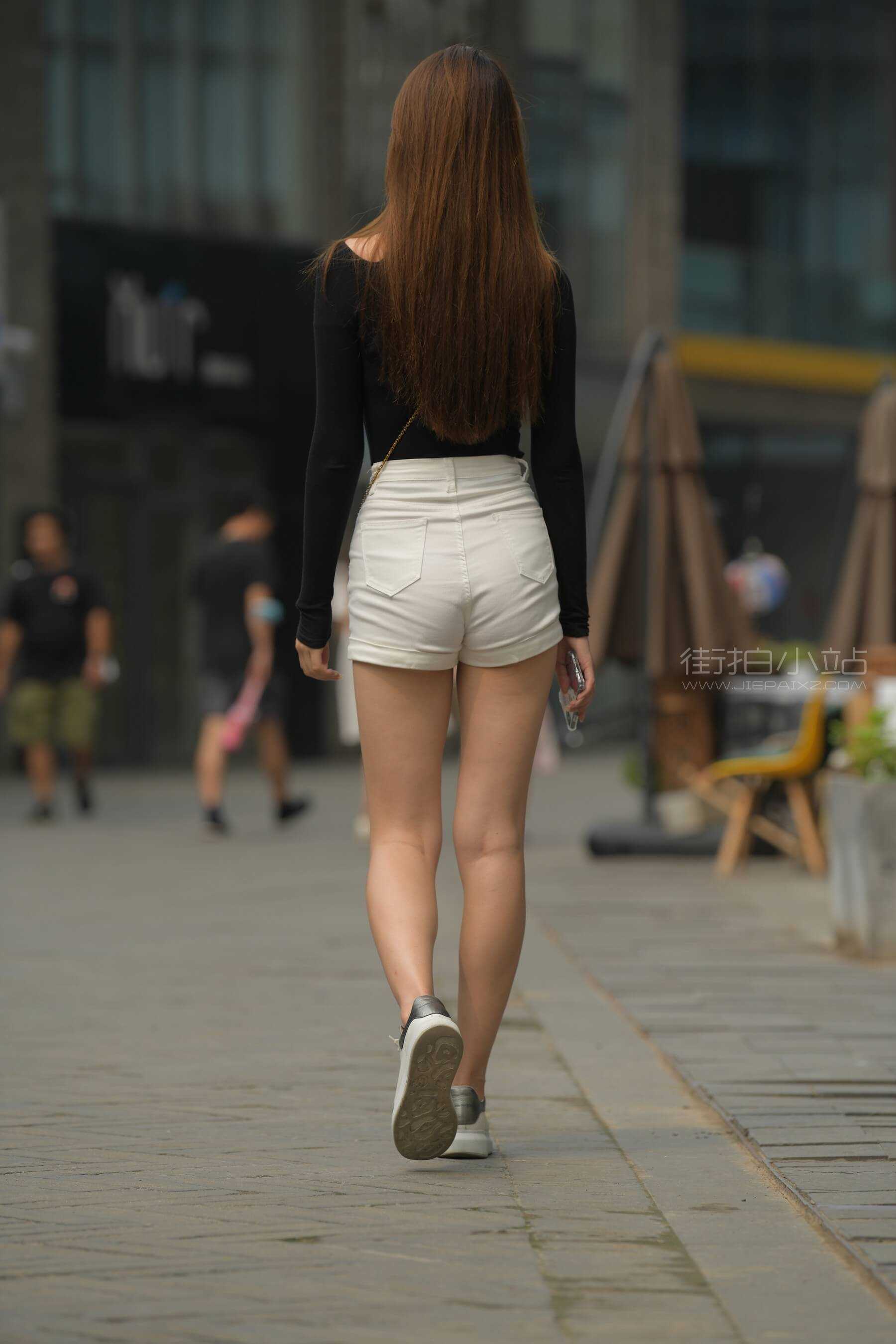[一始专区] 白色热裤大长腿美女 【图片➕视频】