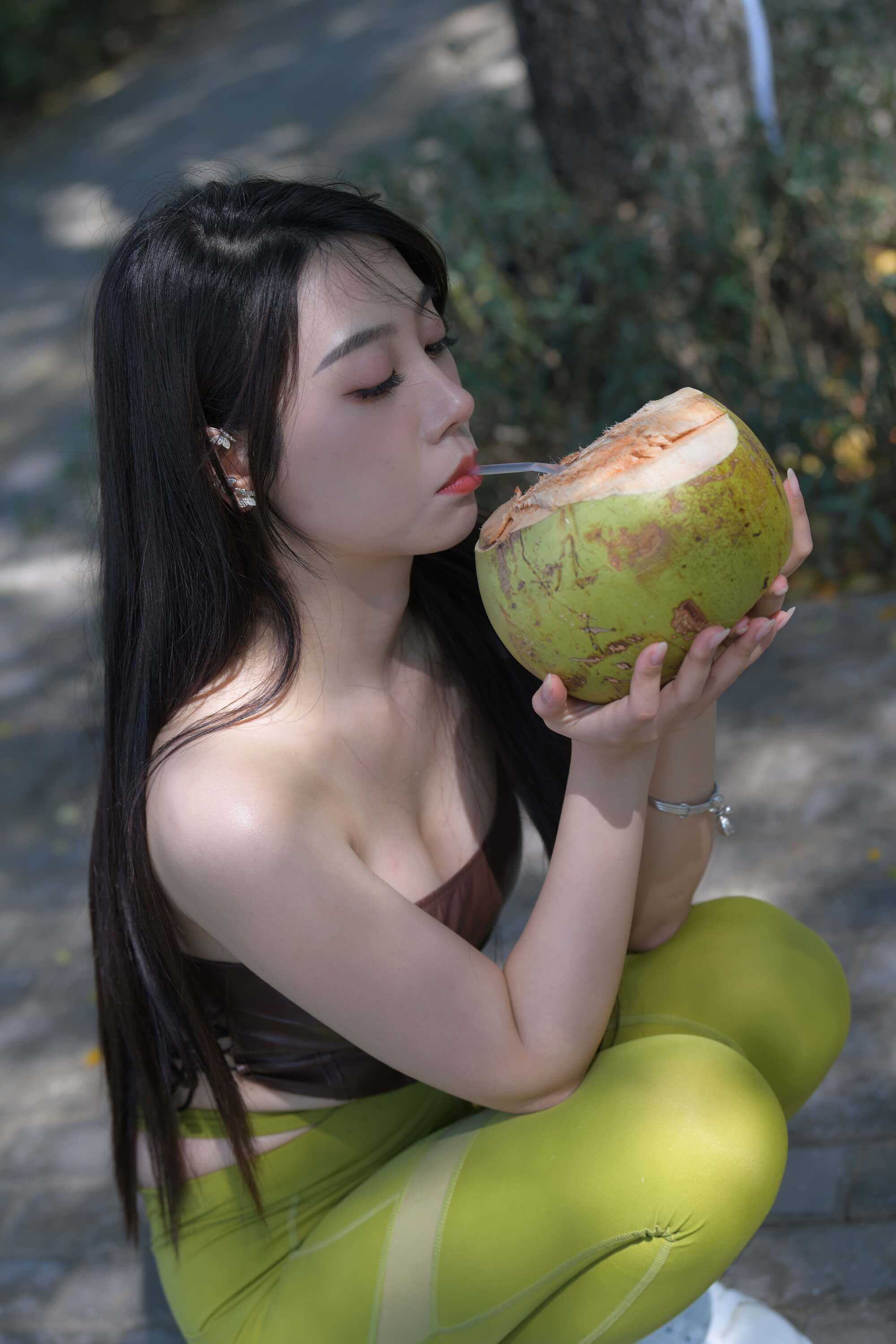 [一始专区] 绿色瑜伽美女  【图片➕视频】