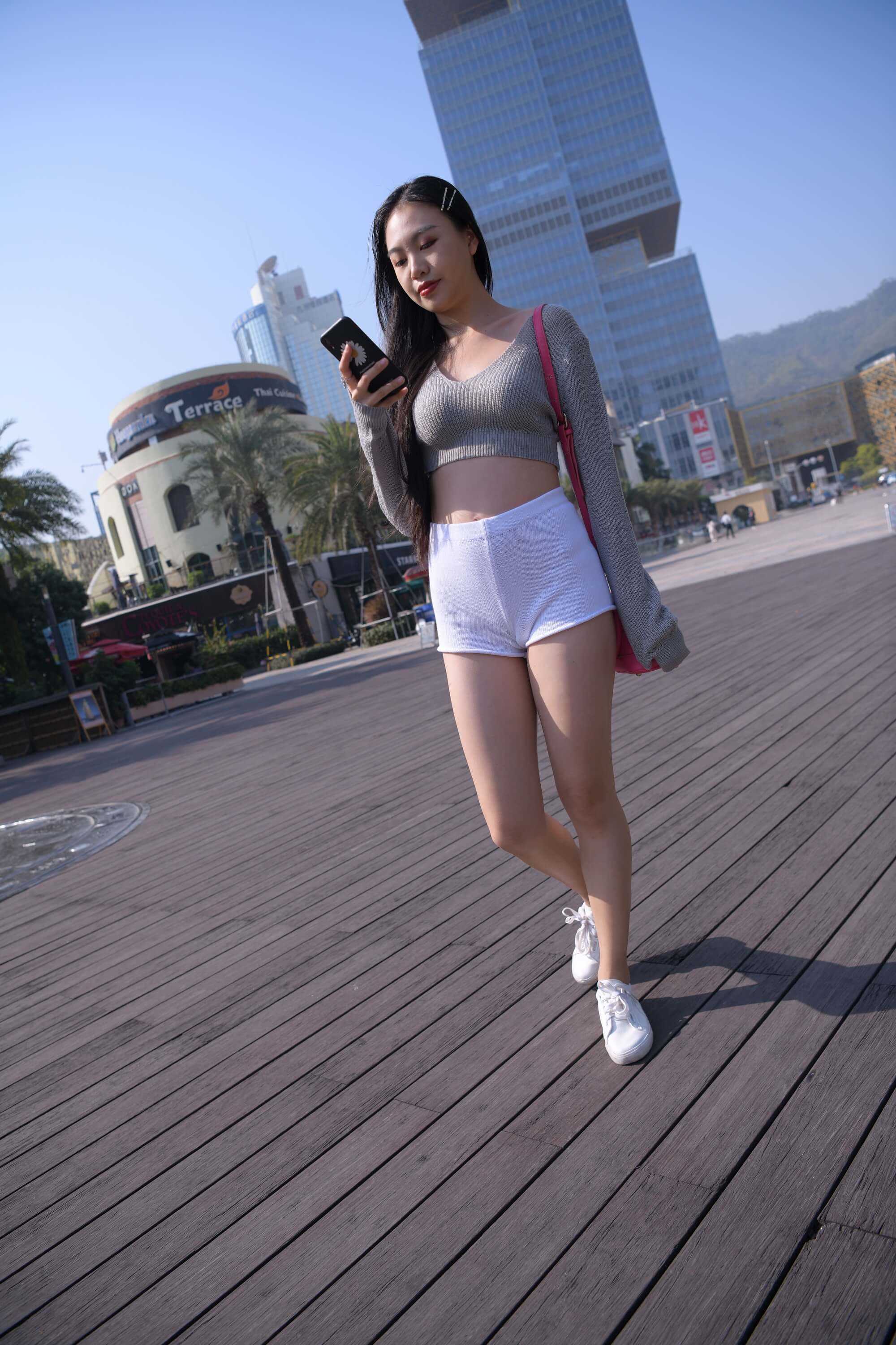 [不吃鸡蛋] 白色热裤美女 【图片➕视频】