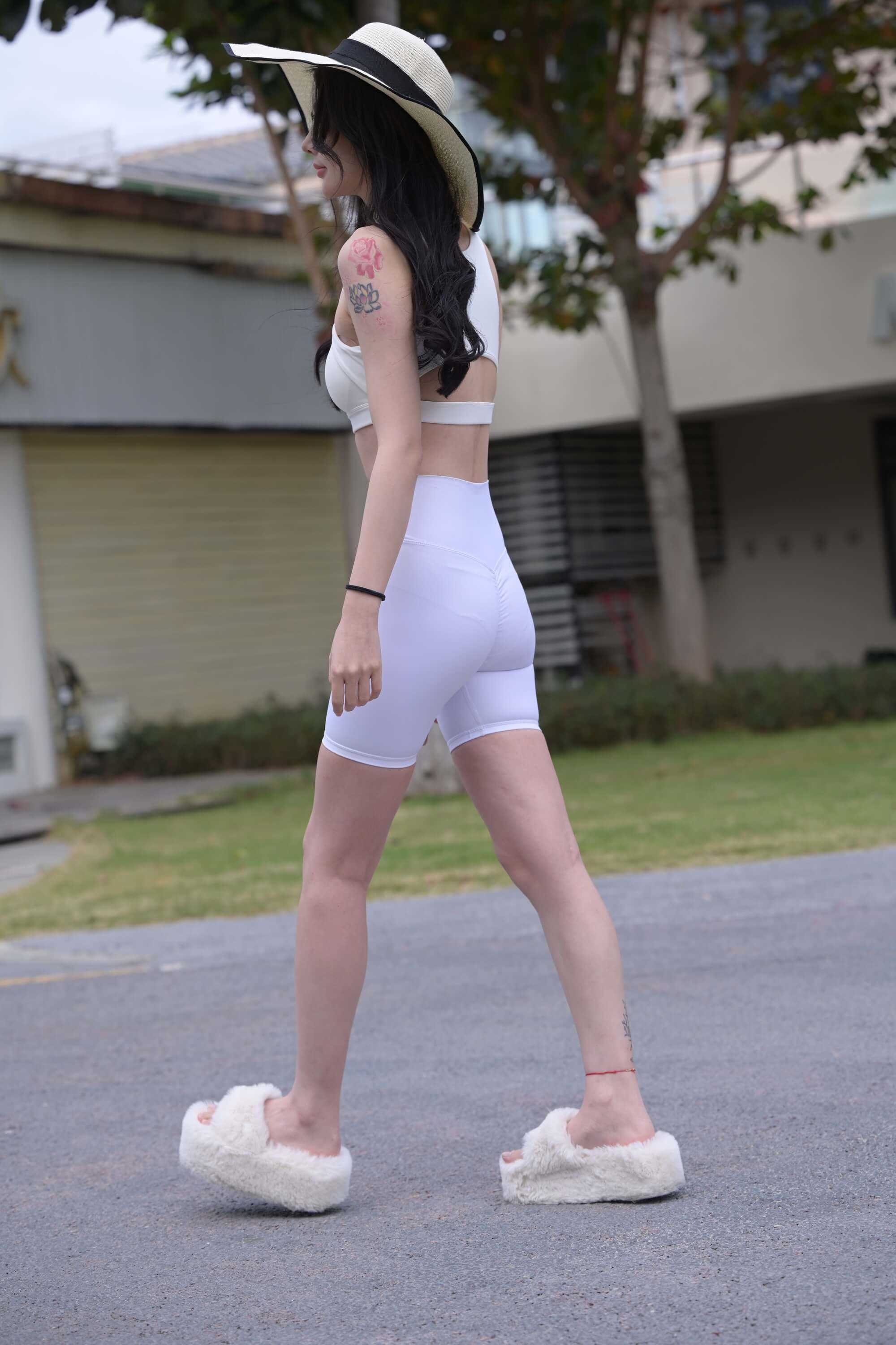 [不吃鸡蛋] 白色短裤美女 【图片➕视频】