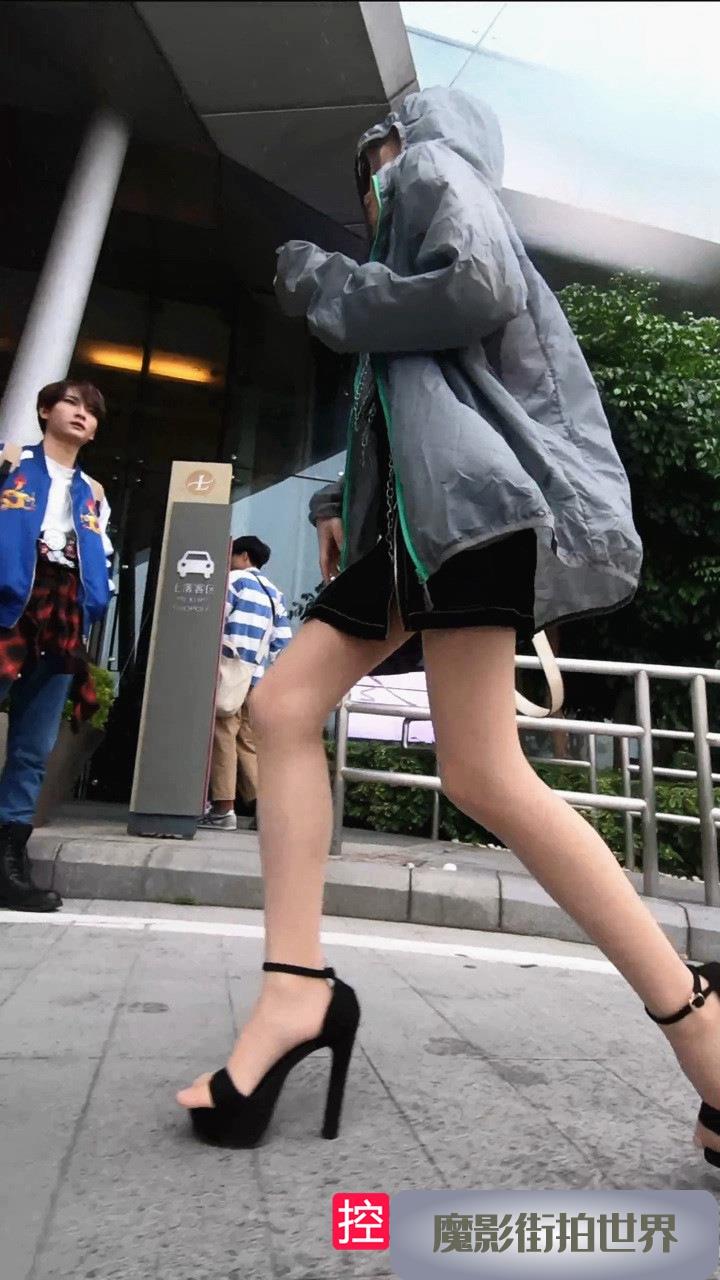漫展上的黑裙肉丝极品美女模拍视频3A170[1.23G]