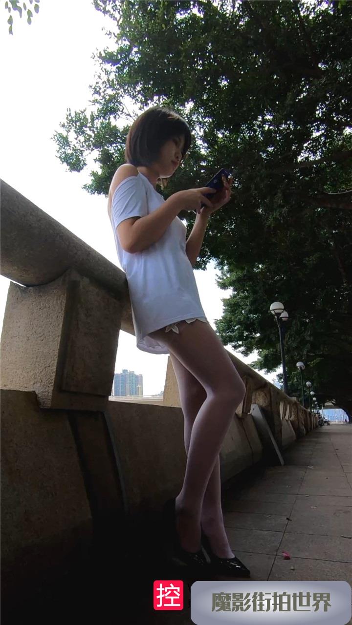 穿着大路背的白丝美女萌宝儿视频3A162[1.12G]
