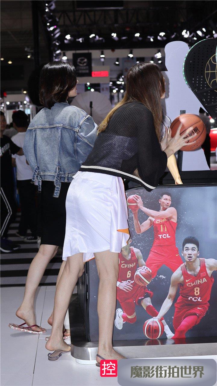 两个美腿美女玩篮球3A134[71P-475M]
