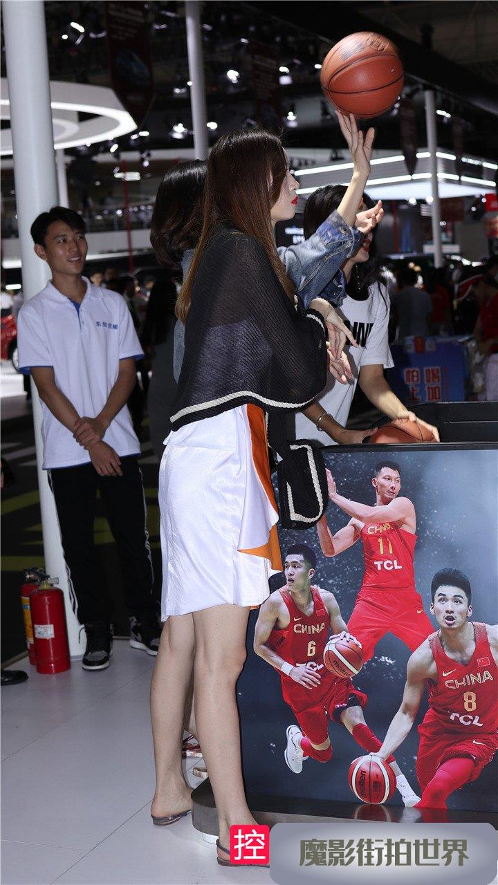 两个美腿美女玩篮球3A134[71P-475M]