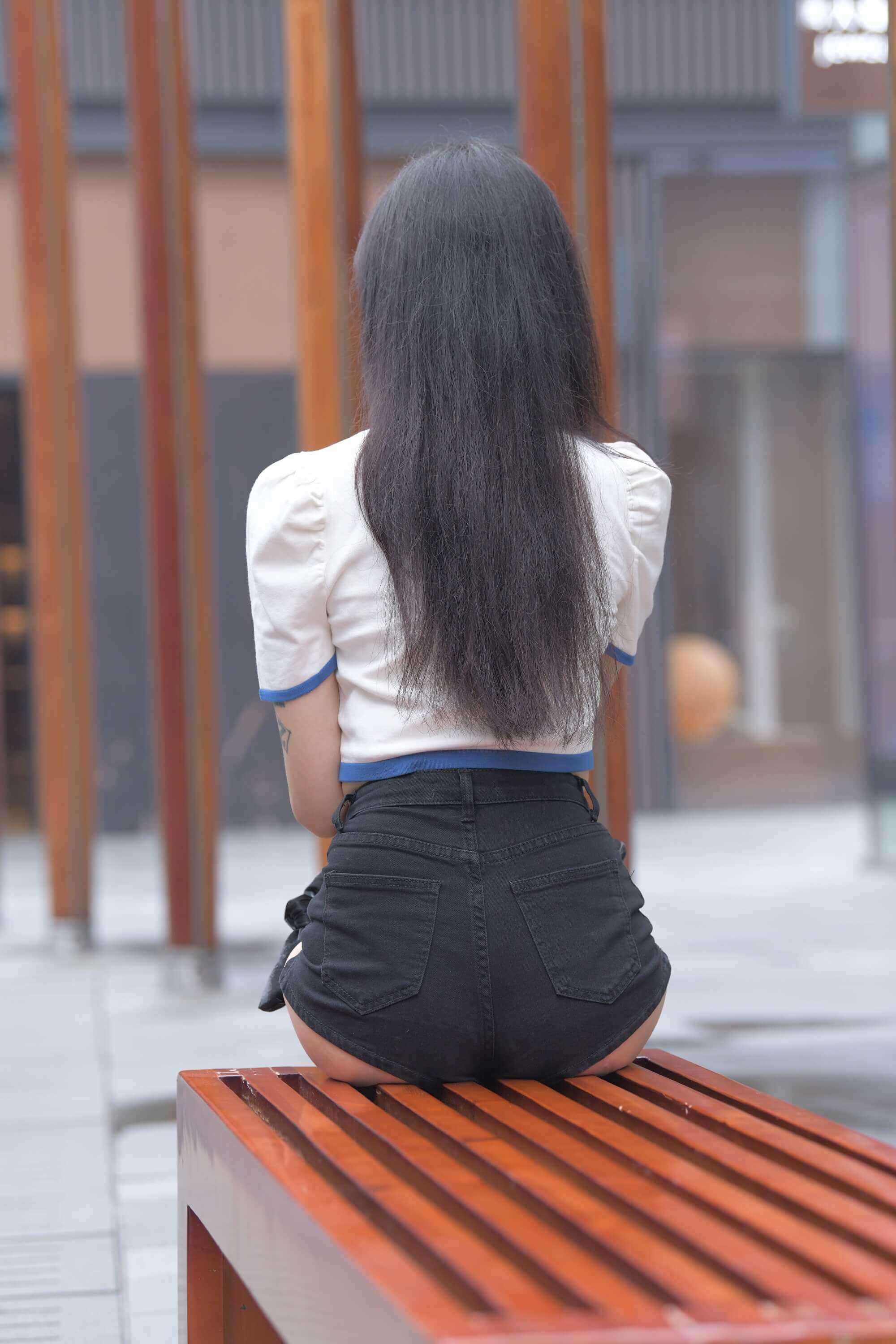[一始专区] 黑色热裤美女 【图片➕视频】