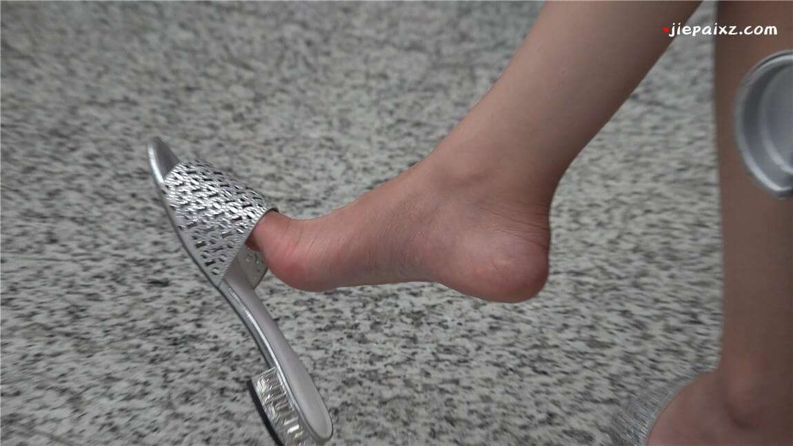 4K - 挑鞋的妹子 [2.41 GB/MP4]