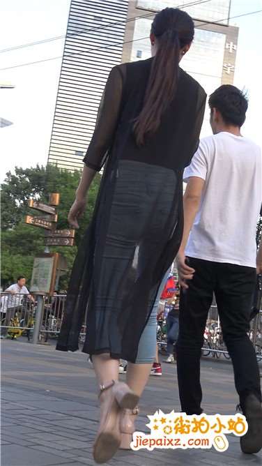4k超清，紧身牛仔高挑长腿女神姐姐骑共享单车[1.36 GB]