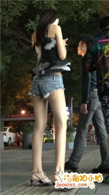 4k超清，夜幕下街拍超短热裤美眉 [1.55 GB]