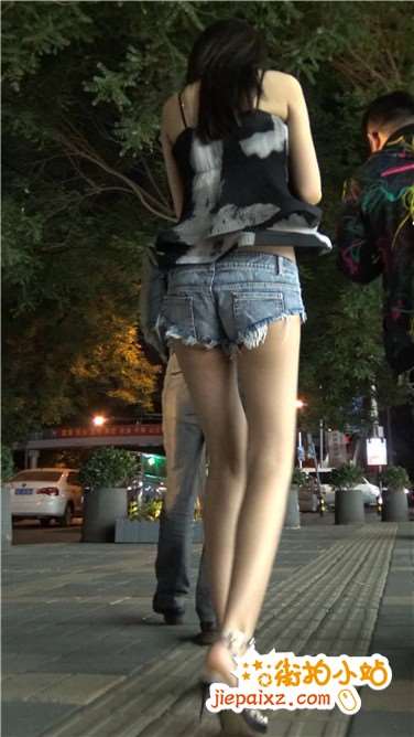 4k超清，夜幕下街拍超短热裤美眉 [1.55 GB]