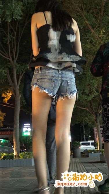 4k超清，夜幕下街拍超短热裤美眉 [1.55 GB]